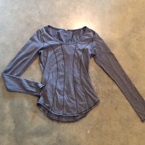 Long sleeve Lululemon top size XS/S (2)